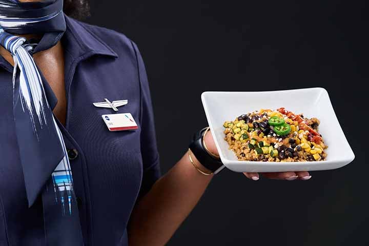 Então, a comida é preparada para as bandejas, enquanto os pratos são montados nas tijelinhas. Os alimentos são conferidos diversas vezes, pesados, e seguem os critérios do manual de empresas. 