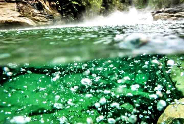 O rio, que pode chegar a 99º C de temperatura, tem quase 6,5 quilômetros de extensão e nasce em um riacho frio. 
