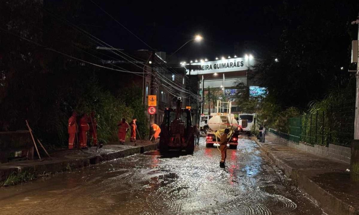 Equipes do Corpo de Bombeiros e da Prefeitura de Juiz de Fora atenderam ocorrências relacionadas à chuva na cidade -  (crédito: Redes Sociais)