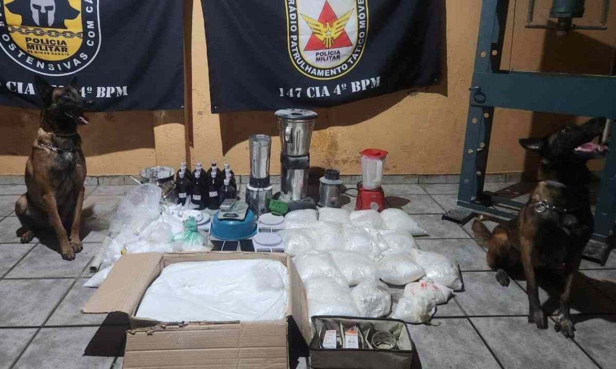 Material apreendido na casa onde funcionava o laboratório de preparo de cocaína em Uberaba -  (crédito: PMMG/Divulgação)