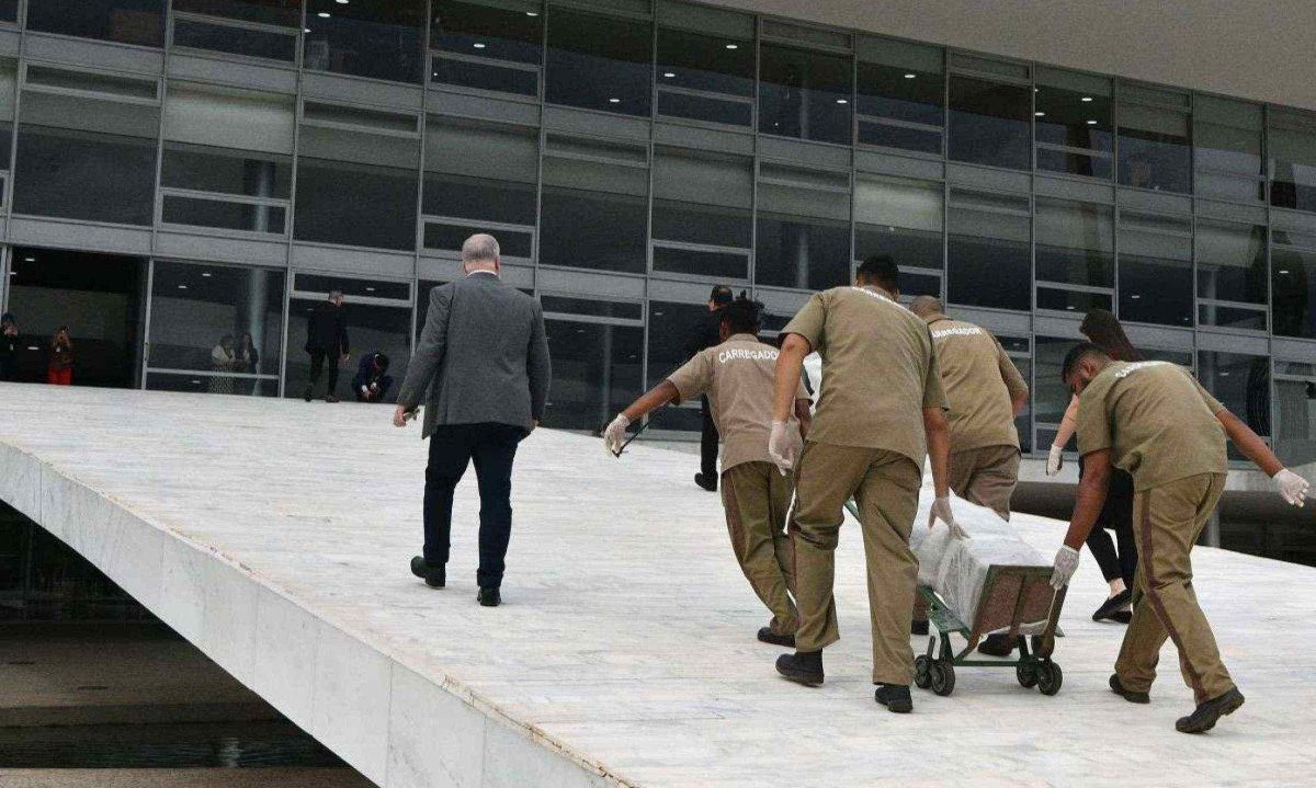 Parte das obras de arte foi entregue, ontem, no Palácio do Planalto: itens chegaram em caminhão escoltado pela Polícia Federal -  (crédito:  ESTADÃO CONTEÚDO)