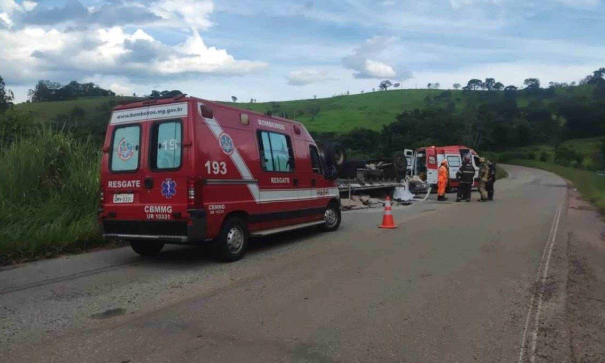 Quando os militares chegaram &agrave; rodovia, uma equipe do Servi&ccedil;o de Atendimento M&oacute;vel de Urg&ecirc;ncia (Samu) j&aacute; prestava socorro -  (crédito: CBMMG)
