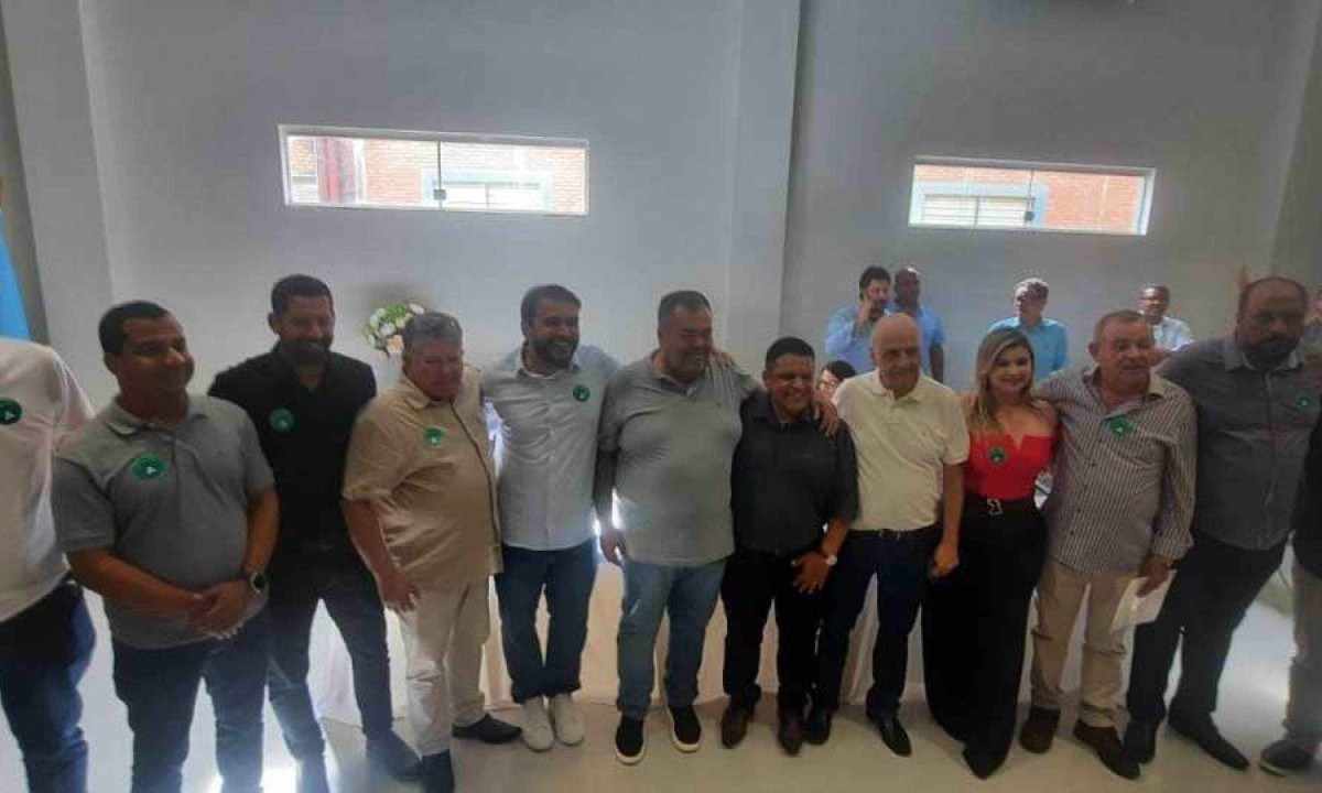 Prefeitos comemoram vitória no Cimams, ao lado do deputado Arlen Santiago e do novo presidente da entidade, Adaildo Moreira (ao centro) -  (crédito: Arthur Junior/divulgação)