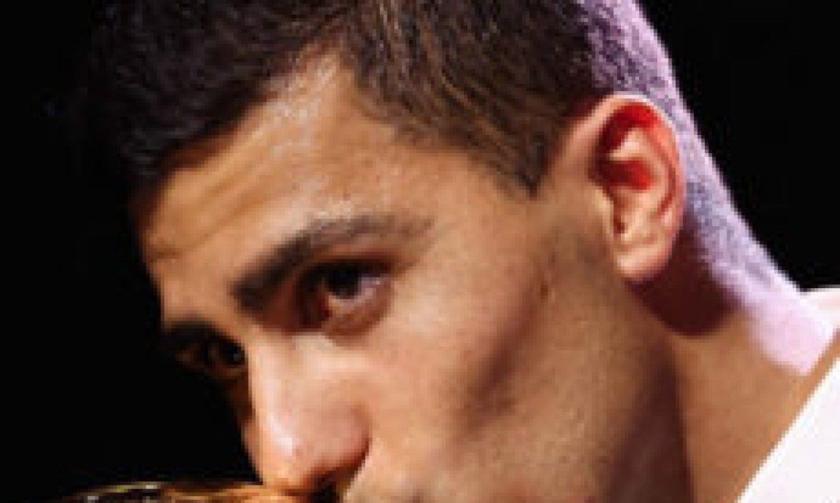  Manchester City's Spanish midfielder Rodri kisses the trophy as he receives the Ballon d'Or award during the 2024 Ballon d'Or France Football award ceremony at the Theatre du Chatelet in Paris on October 28, 2024. (Photo by FRANCK FIFE / AFP)
     -  (crédito:  AFP)