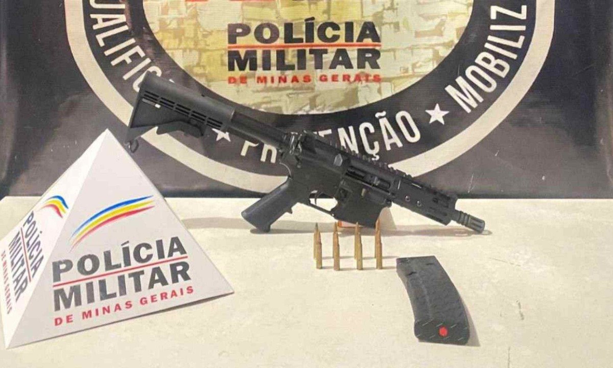 Polícia Militar apreendeu fuzil de calibre 5.56 com oito munições -  (crédito: PMMG/Divulgação)