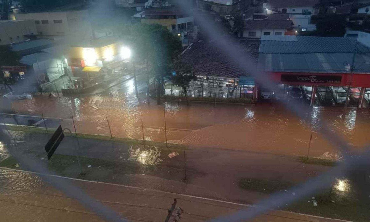 Avenida Vilarinho, em Venda Nova, ficou alagada por causa da forte chuva desta segunda-feira  -  (crédito: Rafael Arruda/EM/D.A press)