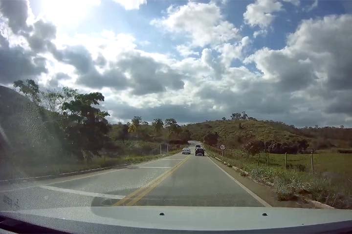 No entanto, há alguns fatores legais que podem fazer um juiz recusar a gravação como elemento de prova. 
-imagem diurna da Câmera - Dashcams - Reprodução de Youtube