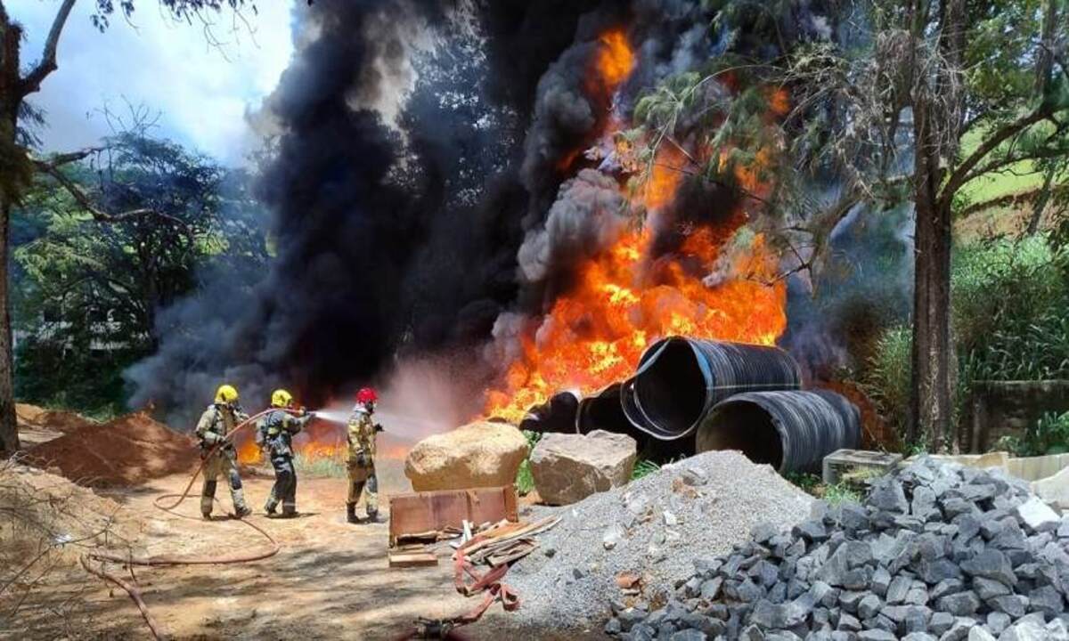 Fogo destrói tubos de PVC de obra em Juiz de Fora - CBMMG