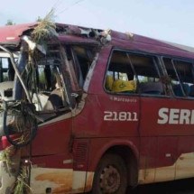 Ônibus de viagem bate e 11 pessoas ficam feridas na MG-010 - PMRv