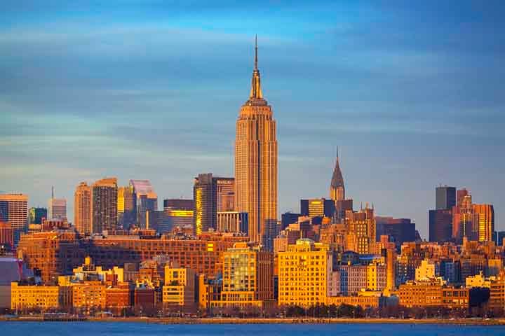 Entre os arranhas-céus de Manhattan está o famoso Empire State Building, na não mesmo famosa Quinta Avenida.  
