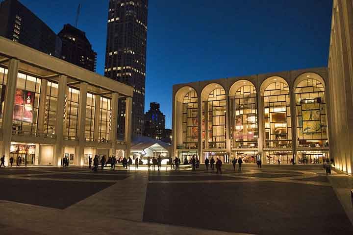 Mais um famoso ponto de Manhattan é o Lincoln Center, um complexo de salas de concertos, óperas, ballets e musicais. 

