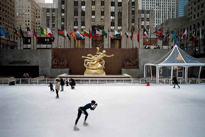 Na área chamada Midtown Manhattan está o Rockfeller Center, um complexo de edifícios com uma praça e uma grande pista de patinação.

