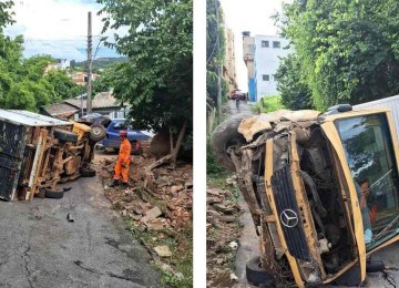 O motorista ficou preso embaixo do caminhão -  (crédito: Divulgação/Corpo de Bombeiros)