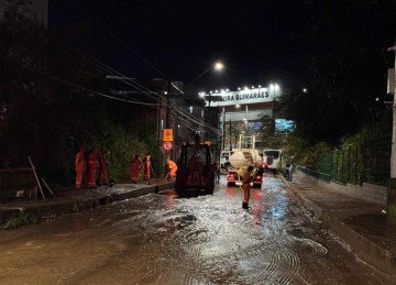 Equipes do Corpo de Bombeiros e da Prefeitura de Juiz de Fora atenderam ocorrências relacionadas à chuva na cidade -  (crédito: Redes Sociais)