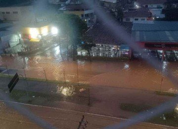Avenida Vilarinho, em Venda Nova, ficou alagada por causa da forte chuva desta segunda-feira (foto registra alagamento em janeiro deste ano) -  (crédito: Rafael Arruda/EM/D.A press)