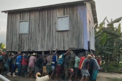 Moradores da Comunidade Jandira, na Costa do Caldeirão, situada na margem esquerda do rio Solimões, no Amazonas, proporcionam uma imagem que poucos já viram: eles se unem para retirar as suas casas de um ponto e levar para outro.  -  (crédito: Reprodução TV Globo)