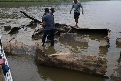 Um navio que naufragou no século 19 emergiu no rio Madeira, na cidade de Manicoré, por causa da seca histórica que atingiu o estado do Amazonas.em outubro de 2024. A água baixou tanto que a embarcação ficou visível  na superfície 
 -  (crédito: Reprodução)