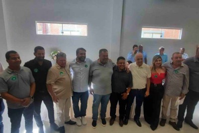 Prefeitos comemoram vitória no Cimams, ao lado do deputado Arlen Santiago e do novo presidente da entidade, Adaildo Moreira (ao centro) -  (crédito: Arthur Junior/divulgação)