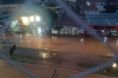 Avenida Vilarinho, em Venda Nova, ficou alagada por causa da forte chuva desta segunda-feira (foto registra alagamento em janeiro deste ano) -  (crédito: Rafael Arruda/EM/D.A press)