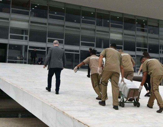 Parte das obras de arte foi entregue, ontem, no Palácio do Planalto: itens chegaram em caminhão escoltado pela Polícia Federal -  (crédito:  ESTADÃO CONTEÚDO)