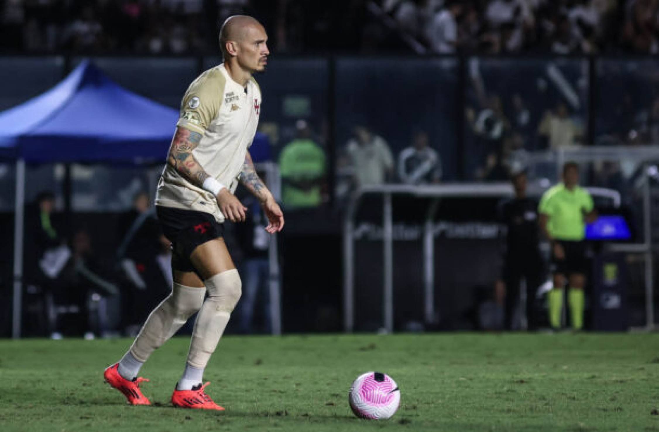 Perto de deixar o Vasco, Maicon se apresenta para ser reforço do Coritiba