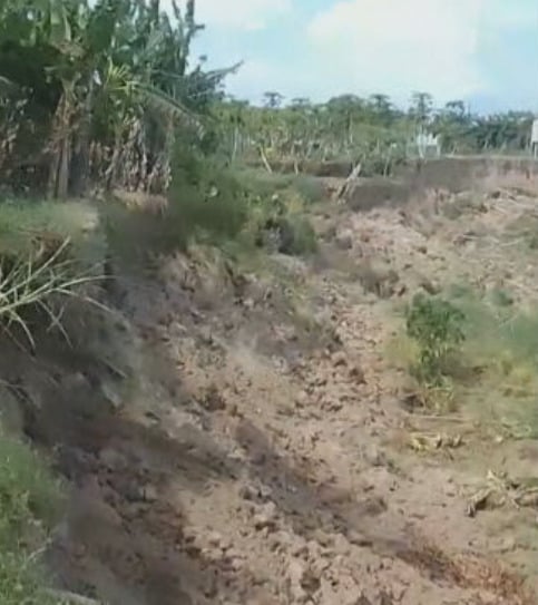 A erosão provocada pela água em trechos fofos de terra causa a queda de barrancos e põe em risco as residências simples dos ribeirinhos. 