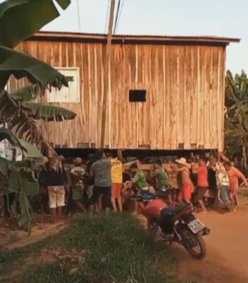 Cinco famílias que viviam na área afetada já conseguiram trocar o local para botar a residência. 