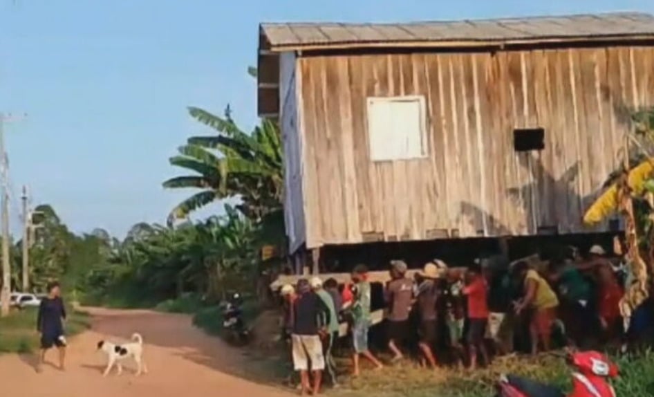 Eles se juntam em grandes grupos e carregam as casas com os braços, erguendo o imóvel e fazendo o transporte enquanto gritam, em coro, para dar a direção certa. 