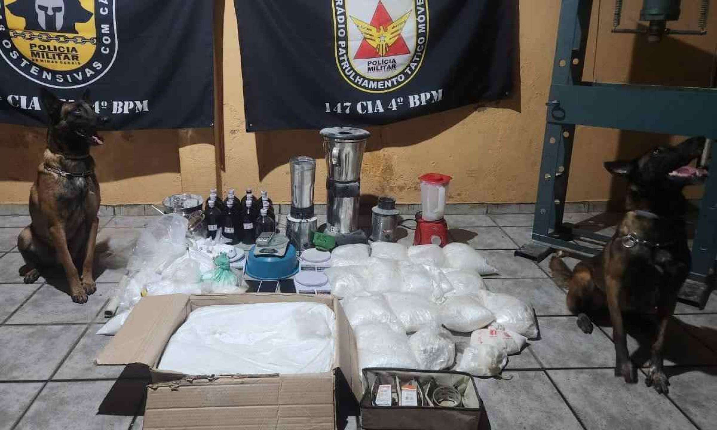 Irmãs são presas em casa usada como laboratório para preparo de cocaína