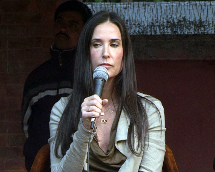 No discurso da vitória no Globo de Ouro, Demi Moore não se conteve: “Estou em choque neste momento. Faço isso há muito tempo, há mais de 45 anos. Esta é a primeira vez que ganho algo como atriz e estou muito grata”. 
