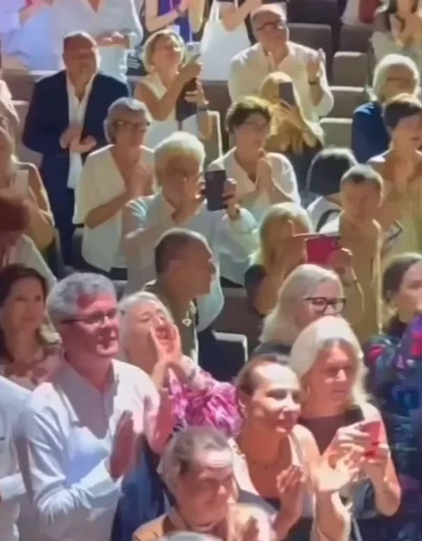 Após o término da sessão, a produção brasileira foi aplaudida de pé por 10 minutos. O filme chegou a concorrer ao cobiçado Leão de Ouro, principal prêmio do Festival, mas acabou perdendo o prêmio para 