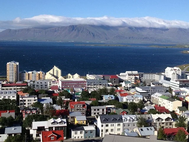 7) Reykjavik (IslÃ¢ndia), 62 pontos: A capital da IslÃ¢ndia Ã© uma cidade moderna com uma aura acolhedora e cercada por paisagens naturais deslumbrantes. Ã? conhecida por sua arquitetura Ãºnica, como a HallgrÃ­mskirkja, e as famosas Ã¡guas termais.