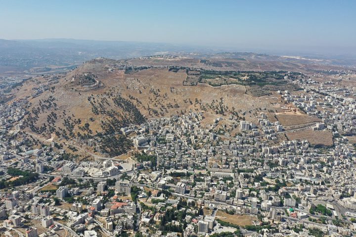 Apesar de estar ligado ao Judaísmo, o Samaritanismo considera o Monte Gerizim, localizado na atual Cisjordânia, como a verdadeira morada de Jeová, em oposição ao Monte Sião.