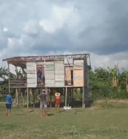 Neste caso, a Defesa Civil informou que vai disponibilizar material para a construção de outra casa. 