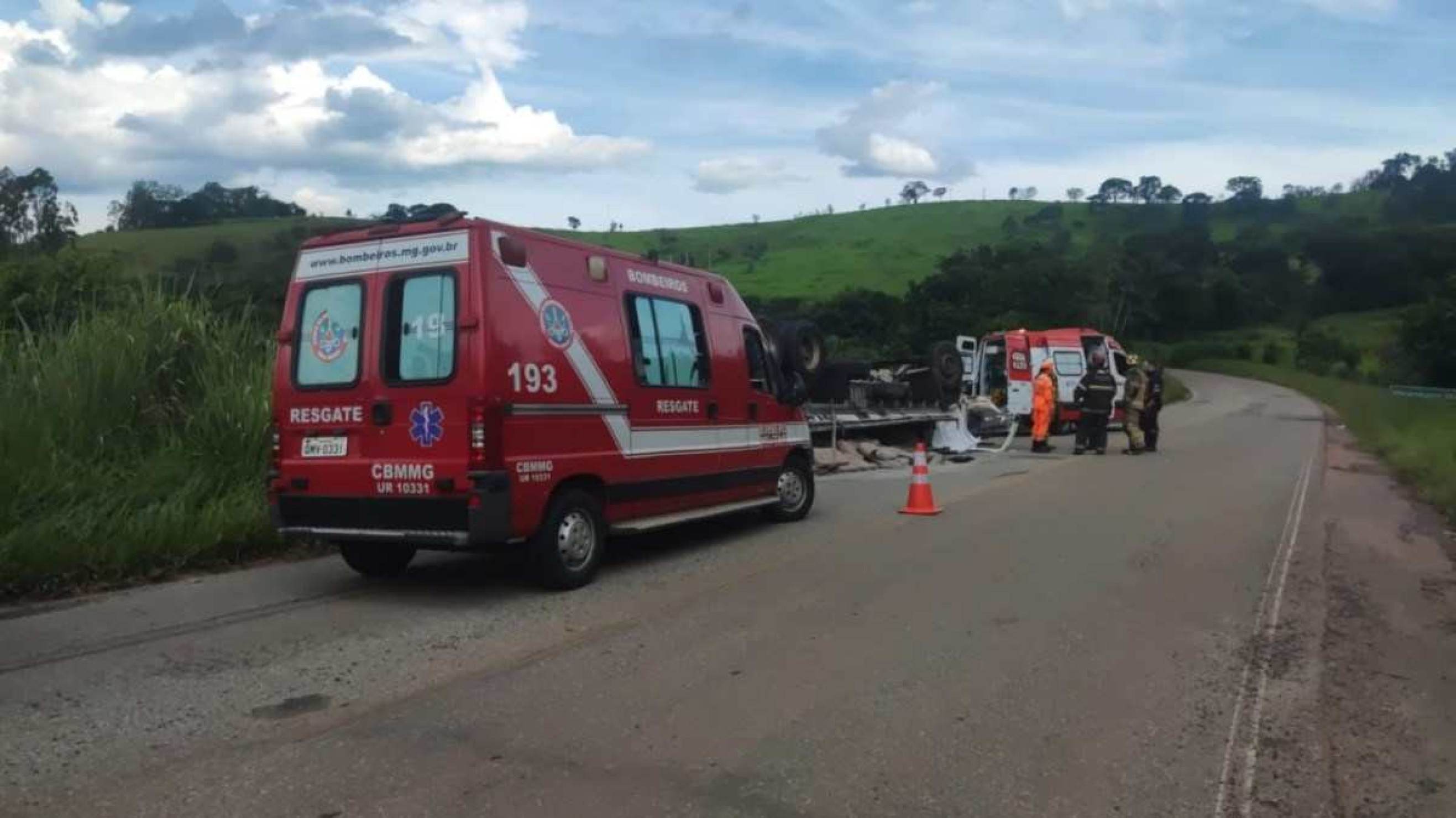 Motorista morre ao capotar carreta em rodovia no Sul de Minas