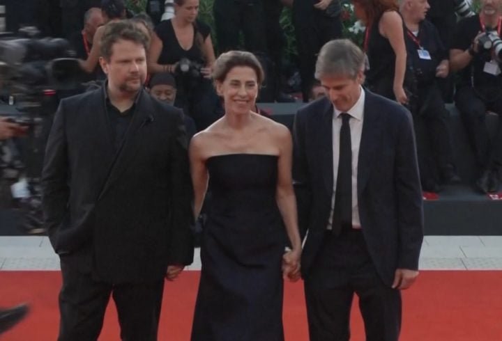 O filme conta com um elenco de peso. Além das Fernandas Montenegro e Torres, estrelam o longa Selton Mello, Marjore Estiano, Humberto Carrão e Dan Stulbach.