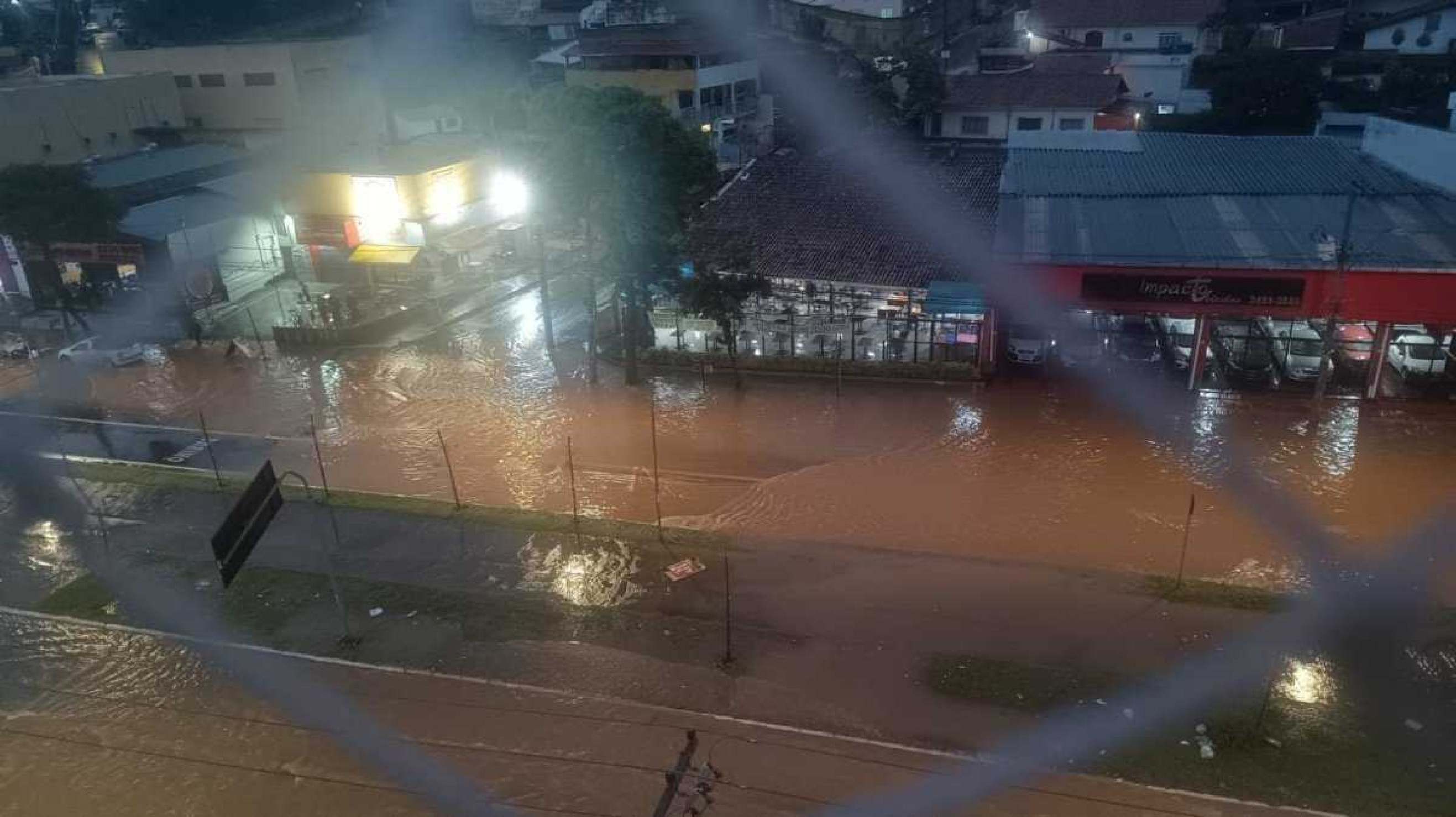 Chuva em BH: Avenida Vilarinho alaga e é interditada