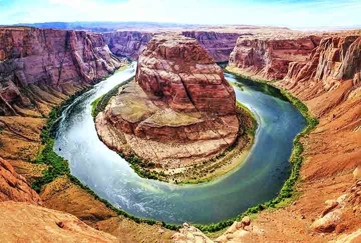 O Grand Canyon tem cerca de 446 quilômetros de extensão, até 29 quilômetros de largura e profundidades que ultrapassam 1.800 metros.