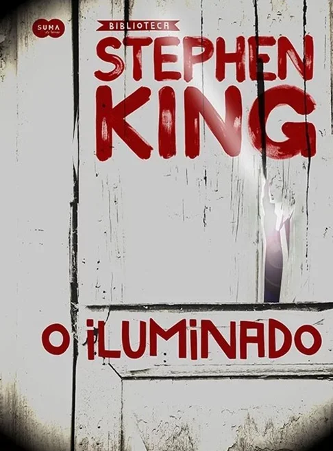 1º lugar: “O Iluminado” - A história segue Jack Torrance, um escritor em dificuldades que se torna zelador de um isolado hotel no inverno. Com o passar do tempo, começam a acontecer eventos sobrenaturais, e Jack é dominado pelas forças malignas do local, ameaçando a vida de sua família.