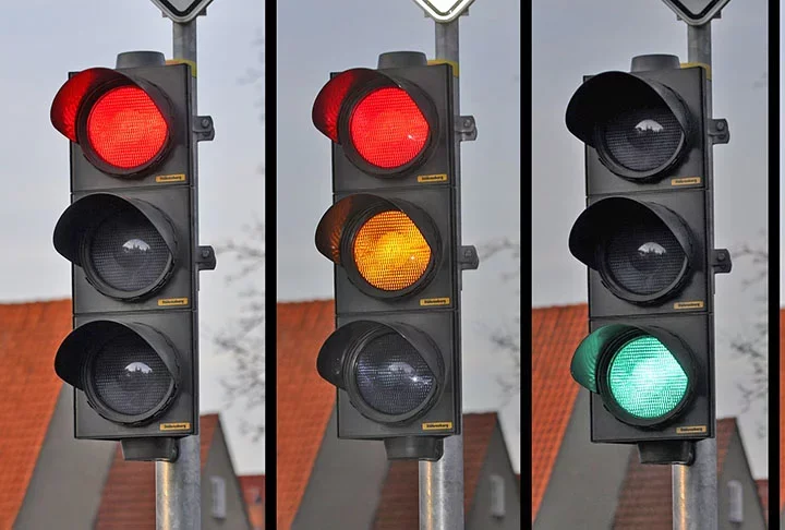 No Brasil, a ideia já foi exposta, mas também não há definição sobre a viabilidade dessa implantação. Os motoristas, acostumados com os sinais de trânsito de três cores, poderão contar com uma quarta coloração, dependendo do avanço das análises nessa área. 