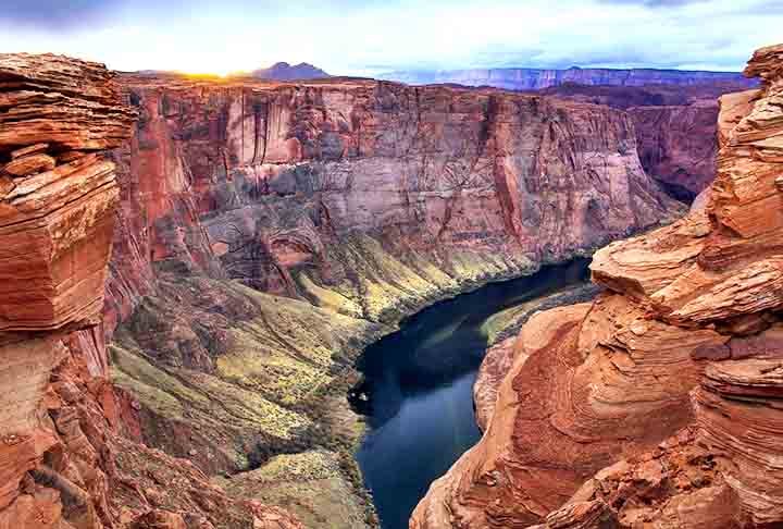 Essa imensa fenda na crosta terrestre, esculpida pelo rio Colorado ao longo de milhões de anos, é um verdadeiro testemunho da força da natureza e da história geológica da Terra.