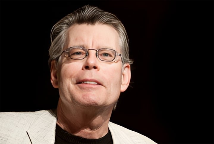 Autor da obra, Stephen King já vendeu mais de 400 milhões de cópias e é o 9º escritor mais traduzido do mundo. A obra “O Iluminado” contribuiu para o reconhecimento de King como um dos maiores nomes do terror literário.