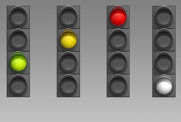 Mas as cores já consolidadas na educação de trânsito continuariam em vigor. Os semáforos, portanto,  passariam a ter quatro cores: vermelha, verde, amarela e branca.
