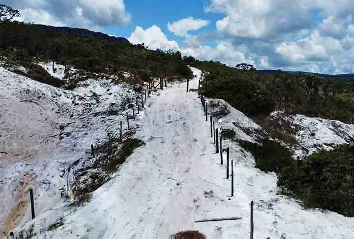 Areia de quartzo - Composta predominantemente por sílica, é a areia mais comum devido à resistência do quartzo à erosão. Tem coloração branca ou dourada, ideal para praias tropicais e subtropicais.