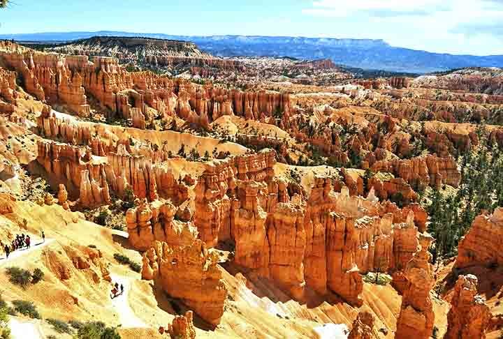 Geologicamente, o Grand Canyon oferece um registro excepcional da história da Terra, com camadas de rochas que datam de até dois bilhões de anos!