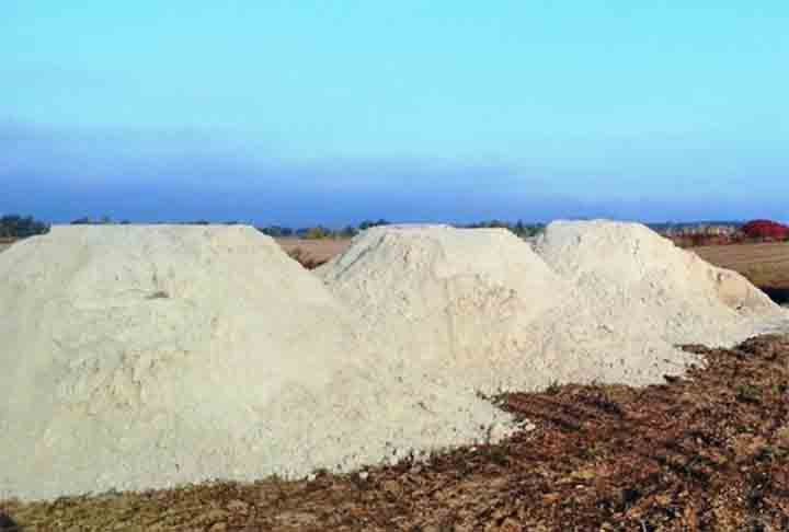 Areia calcária - Formada a partir de fragmentos de conchas, corais e outros organismos marinhos. Apresenta cores claras, como branco ou bege, e é típica em áreas de recife e ilhas tropicais.