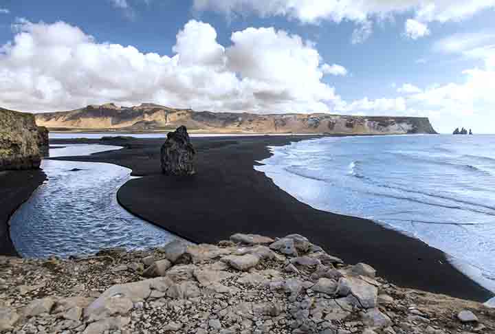 Areia vulcânica - De origem basáltica, é comum em regiões próximas a vulcões. Sua coloração é escura, variando de preto a cinza, e é encontrada em praias vulcânicas, como no Havaí e na Islândia.