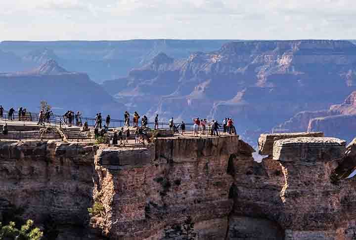 Administrado pelo Parque Nacional do Grand Canyon, fundado em 1919, o local oferece atividades variadas, como trilhas e rafting pelo rio Colorado.