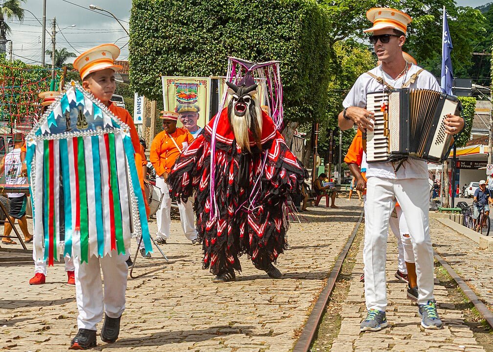 A Folia de Reis é uma celebração popular e religiosa do Brasil, em que grupos de cantores e músicos vestidos com roupas coloridas e adornos percorrem ruas ou casas, entoando cantos.