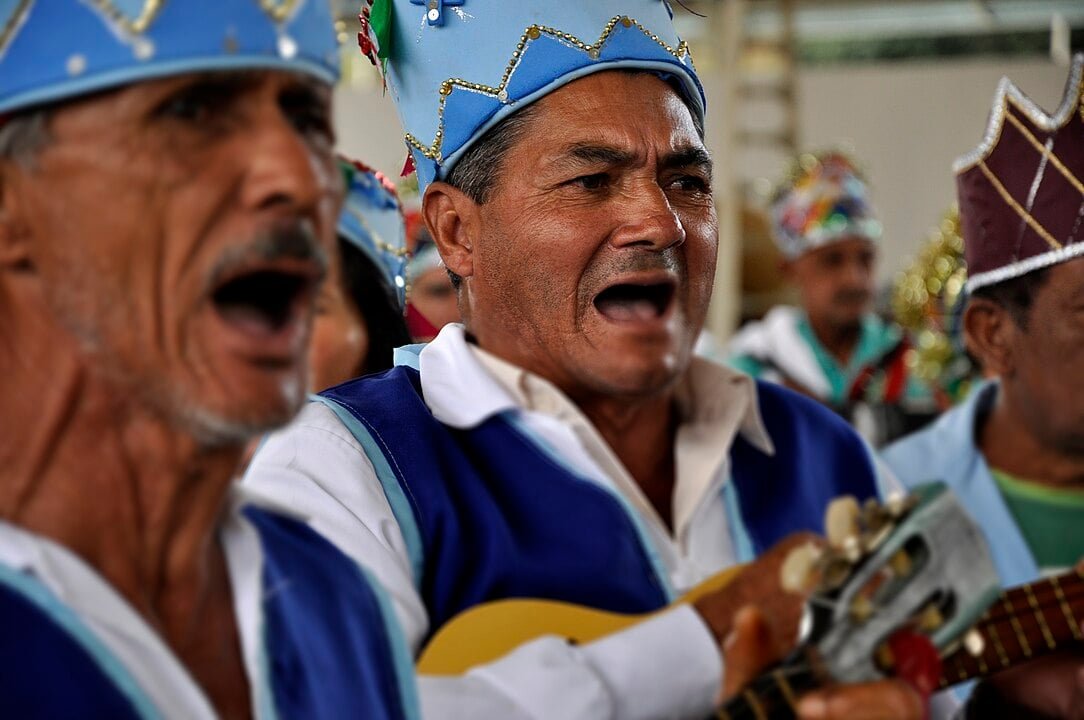 No evento, os participantes narram a jornada dos Reis Magos. Essa tradição combina elementos católicos e influências da cultura brasileira, celebrando fé e alegria.
